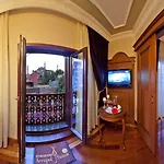 جي إل كيه بريميير أكروبول سويتس آند سبا 4*