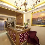 جي إل كيه بريميير أكروبول سويتس آند سبا