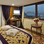 جي إل كيه بريميير أكروبول سويتس آند سبا 4*