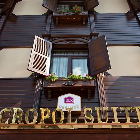 جي إل كيه بريميير أكروبول سويتس آند سبا