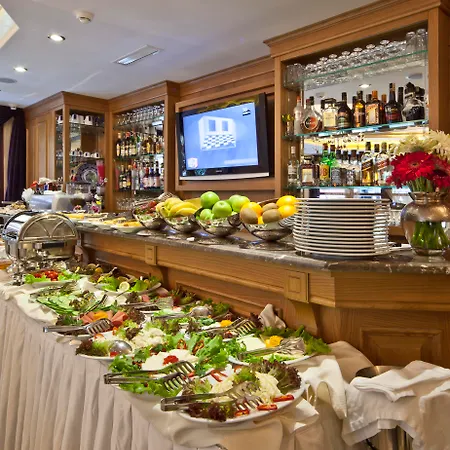 جي إل كيه بريميير أكروبول سويتس آند سبا