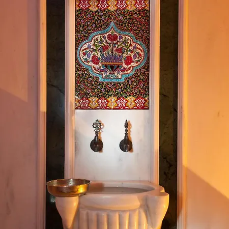 جي إل كيه بريميير أكروبول سويتس آند سبا 4*