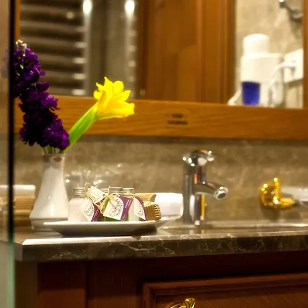 جي إل كيه بريميير أكروبول سويتس آند سبا