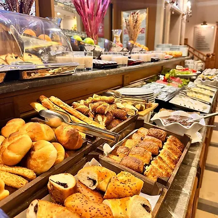 جي إل كيه بريميير أكروبول سويتس آند سبا 4*