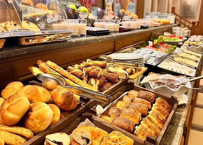 جي إل كيه بريميير أكروبول سويتس آند سبا 4*