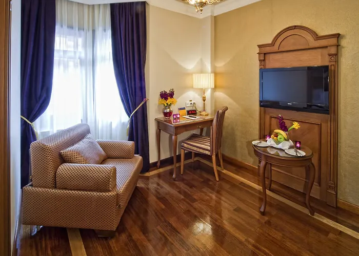 جي إل كيه بريميير أكروبول سويتس آند سبا